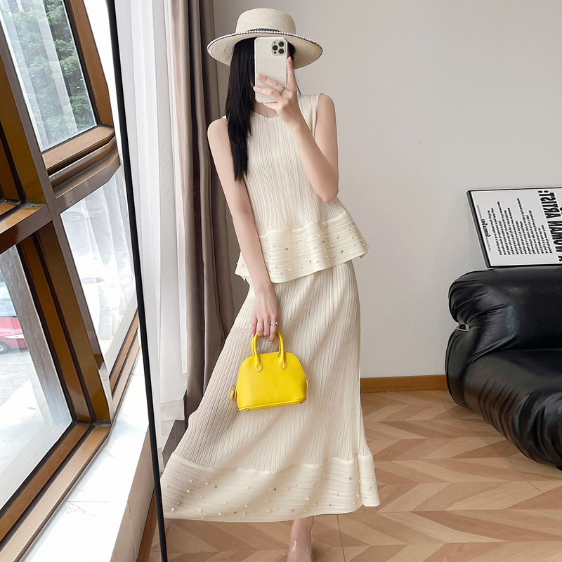 Miyake-Style Pleated Pearl Sleeveless Suit for Women, Summer Fashion, High-End, Elegant, Slimming, Long Skirt with a Large Hem