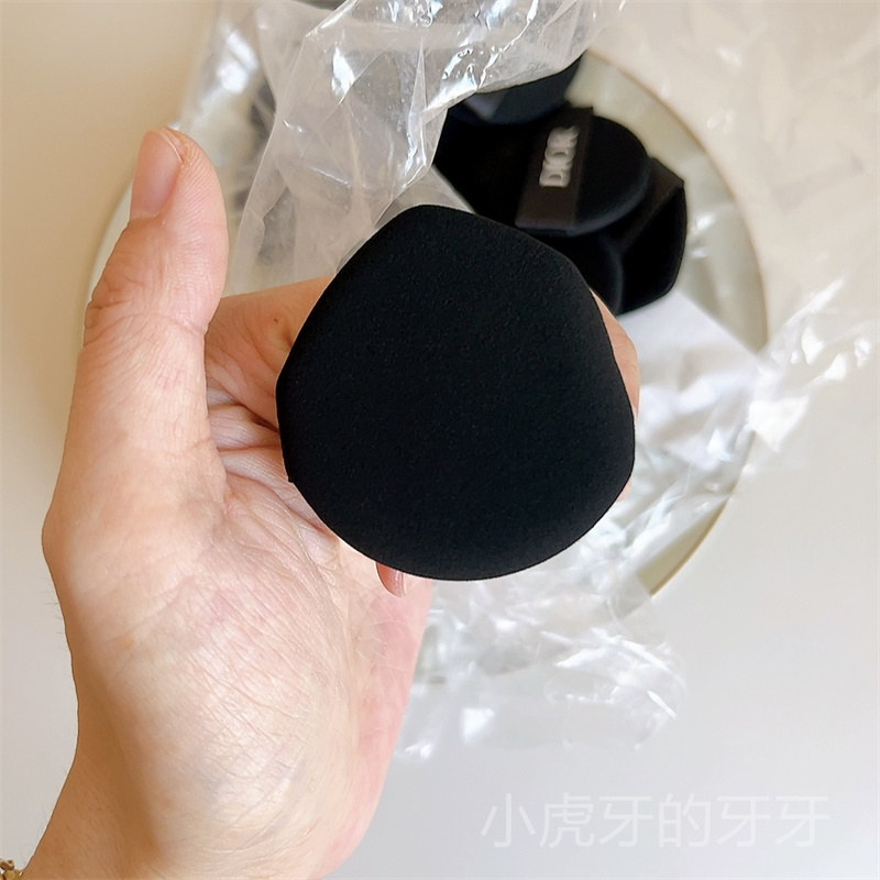 Dior's New Black Satin Cushion Puff Sold Individually, Genuine Product from the Counter Dior's New Black Satin Cushion Puff Sold Individually, Genuine Product from the Counter