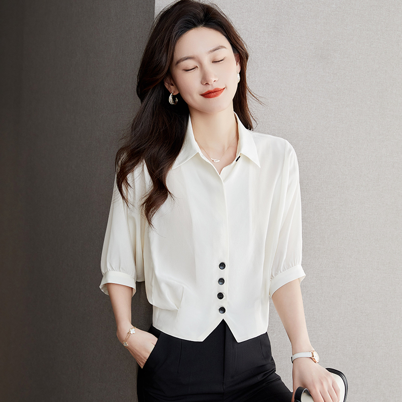 Short-Sleeved Shirt for Petite Women with a Unique Design, Slit Hem, Loose Batwing Style, Short High-Waisted Silk Top Short-Sleeved Shirt for Petite Women with a Unique Design, Slit Hem, Loose Batwing Style, Short High-Waisted Silk Top
