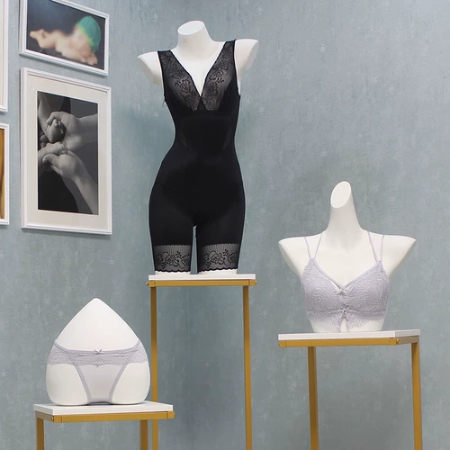 Нижнее белье, манекен головы, юбка в складку, пластиковый бюстгалтер, физиологичные утягивающие легинсы, стенд