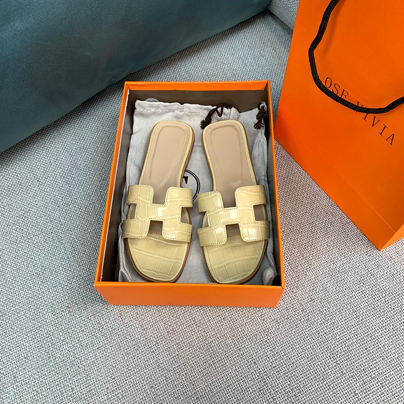 Whitening Effect~Women's Summer Outdoor Slippers 2026 New Fashion Genuine Leather Flat-Soled Beach Sandals