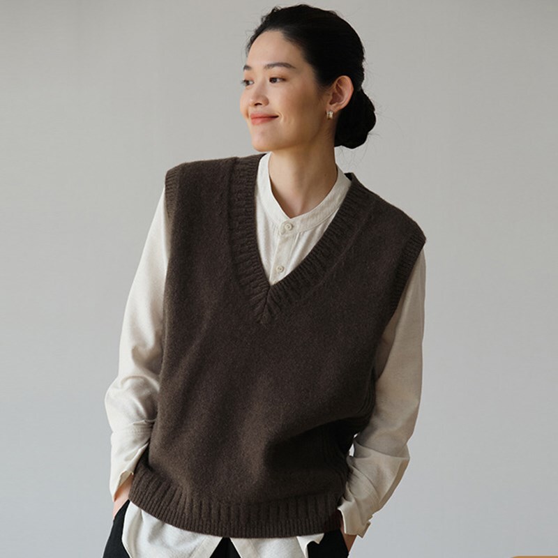Retro Caramel Brown V-Neck Sweater for Women, Spring New Design, Niche Sleeveless Knitted Vest Retro Caramel Brown V-Neck Sweater for Women, Spring New Design, Niche Sleeveless Knitted Vest