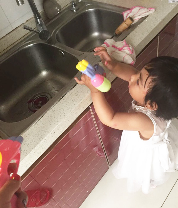 Súng trẻ em từ 2 đến 5 tuổi Q phiên bản súng đồ chơi trẻ em đầy màu sắc đồ chơi nhỏ súng nước trẻ em ngoài trời súng nước đồ chơi đồ chơi cho bé 4 tuổi