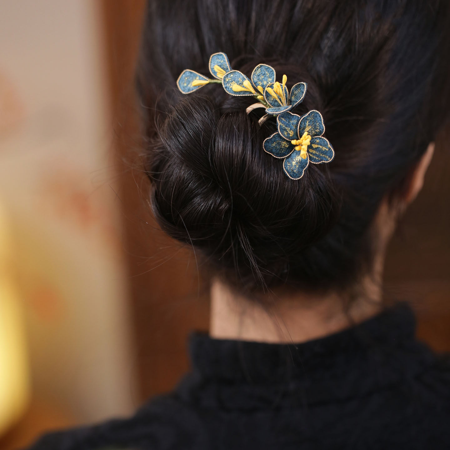 Four-tooth comb-style Chinese blue hair ornament for the back of the head, autumn and winter hairpin for women, 2026 new style cloisonné flower cheongsam hairpin.