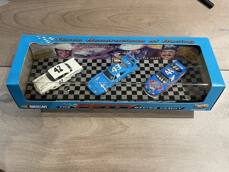 Hot Wheels 100% Petty Three-Car Set Nascar Petty Family 100% Grandfather and Grandson Hot Wheels 100% Petty Three-Car Set Nascar Petty Family 100% Grandfather and Grandson