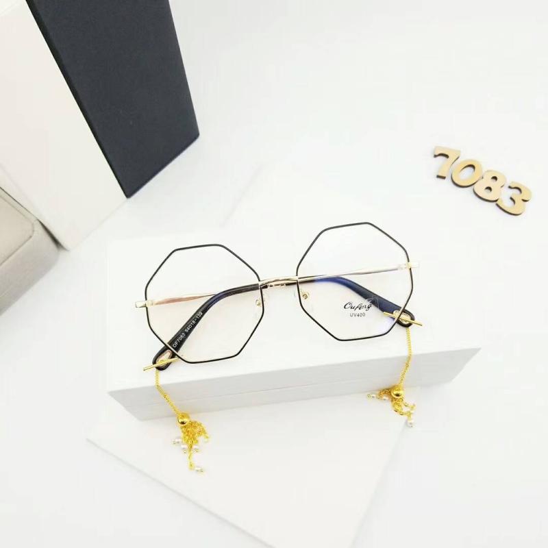 Kính đỏ có hình vuông lớn không đều hình vuông kính nữ cận thị khung cận thị khung lớn cận thị mặt lớn mắt kính gucci