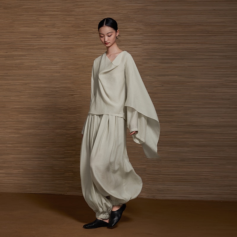 Naamsaan New Chinese-Style Suit with a Draped Collar, Asymmetrical Drape, Loose Top, High-Waisted Cuffed Lantern Pants Naamsaan New Chinese-Style Suit with a Draped Collar, Asymmetrical Drape, Loose Top, High-Waisted Cuffed Lantern Pants