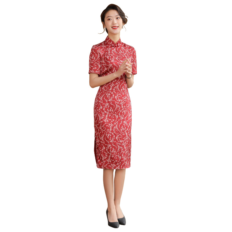 Long retro cheongsam, light style, 2020 years, floral print, mid-length Long retro cheongsam, light style, 2020 years, floral print, mid-length