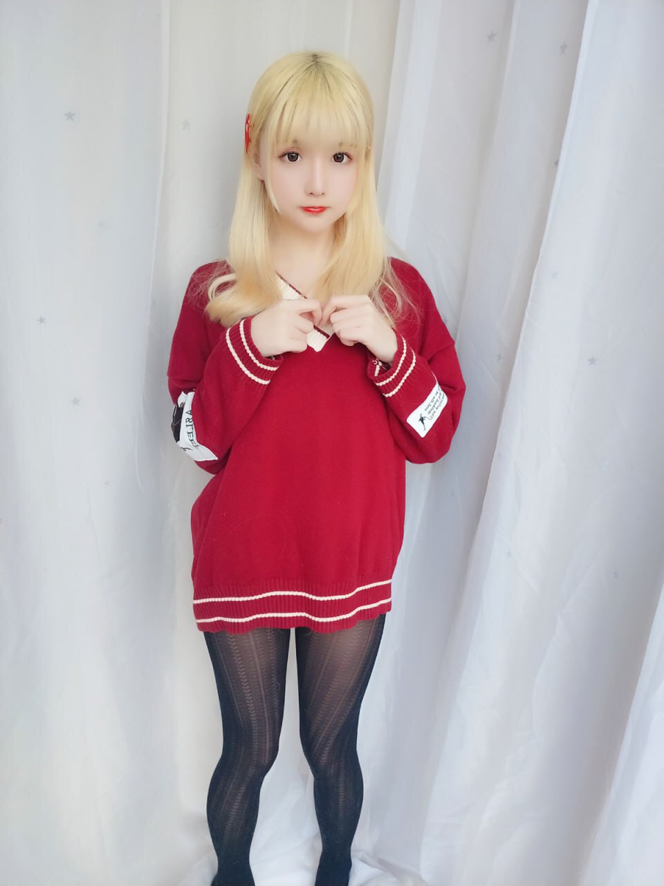 红毛衣、黑丝与黄头发：迷人美女的时尚风采