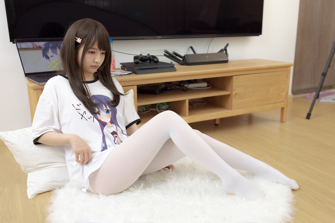 纯白之美：清新白衣少女的白袜时刻-傲绝博客