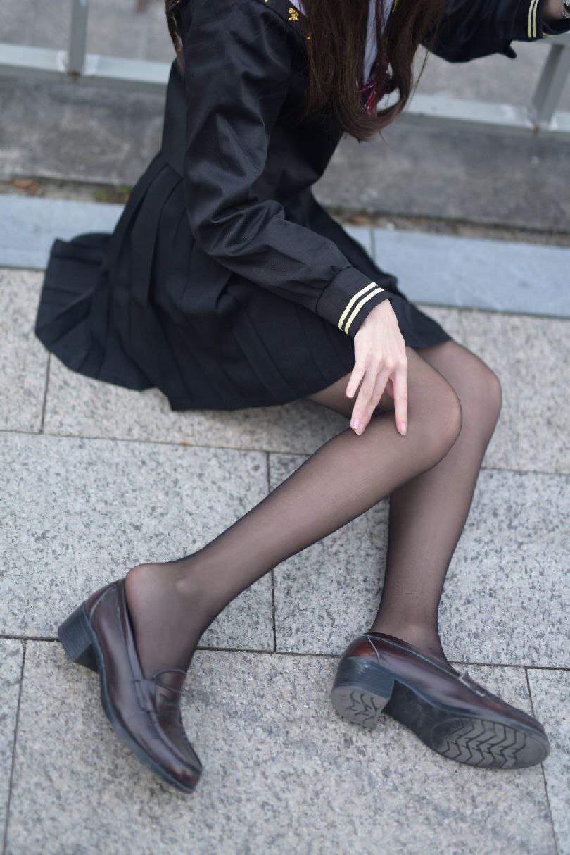 黑丝美腿魅力：时尚风情尽显