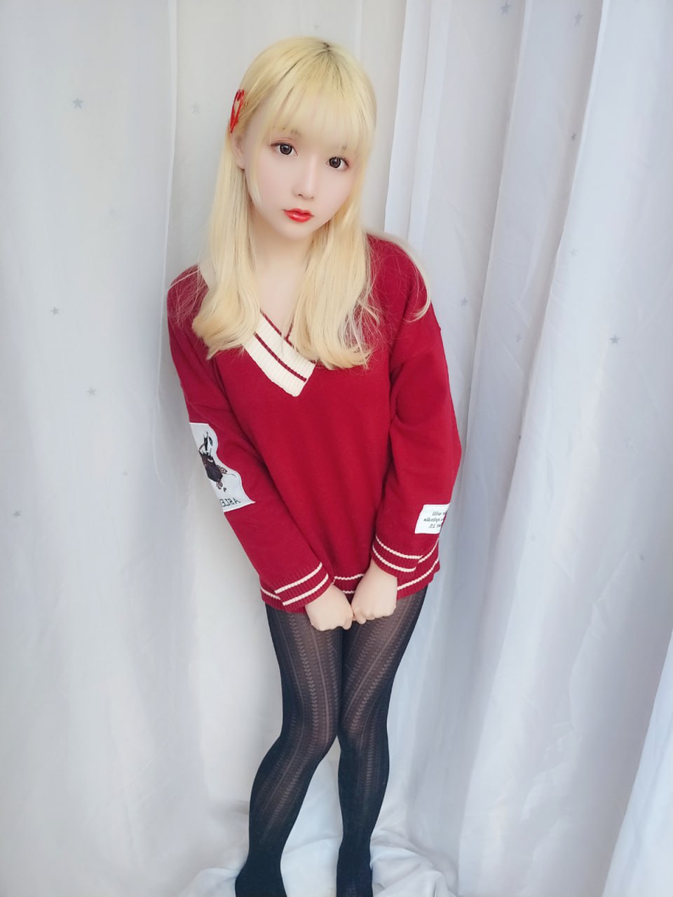 红毛衣、黑丝与黄头发：迷人美女的时尚风采-傲绝博客