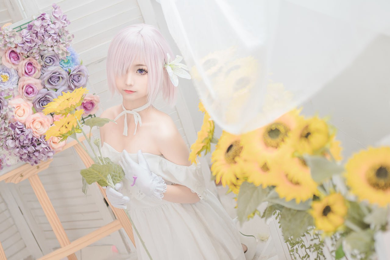 清新绝美：白衣白发的Cos美女