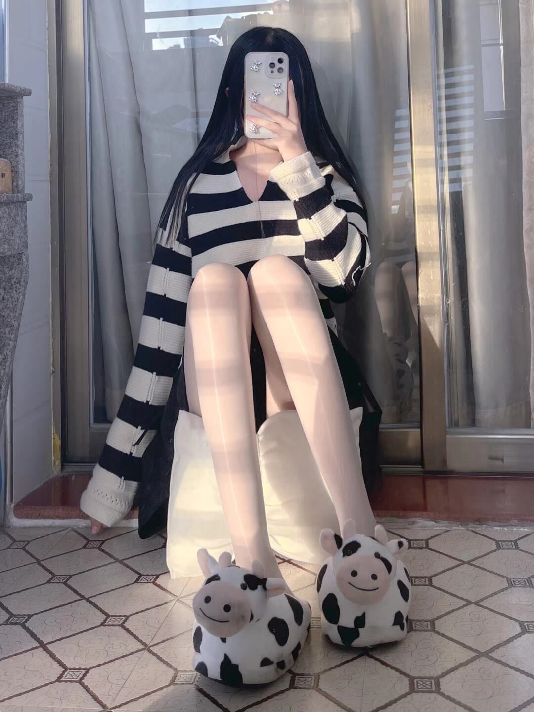 奶牛配色小姐姐的肉丝会反光真好看-她们