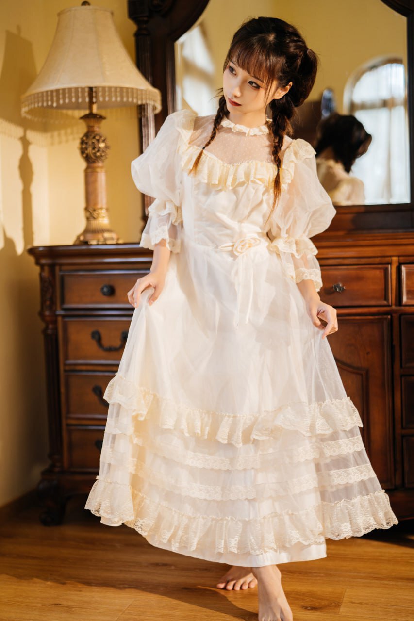 古风白裙美女：雅致与风情的相遇