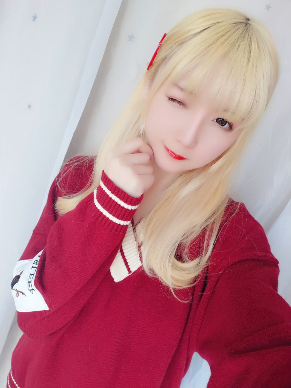 红毛衣、黑丝与黄头发：迷人美女的时尚风采