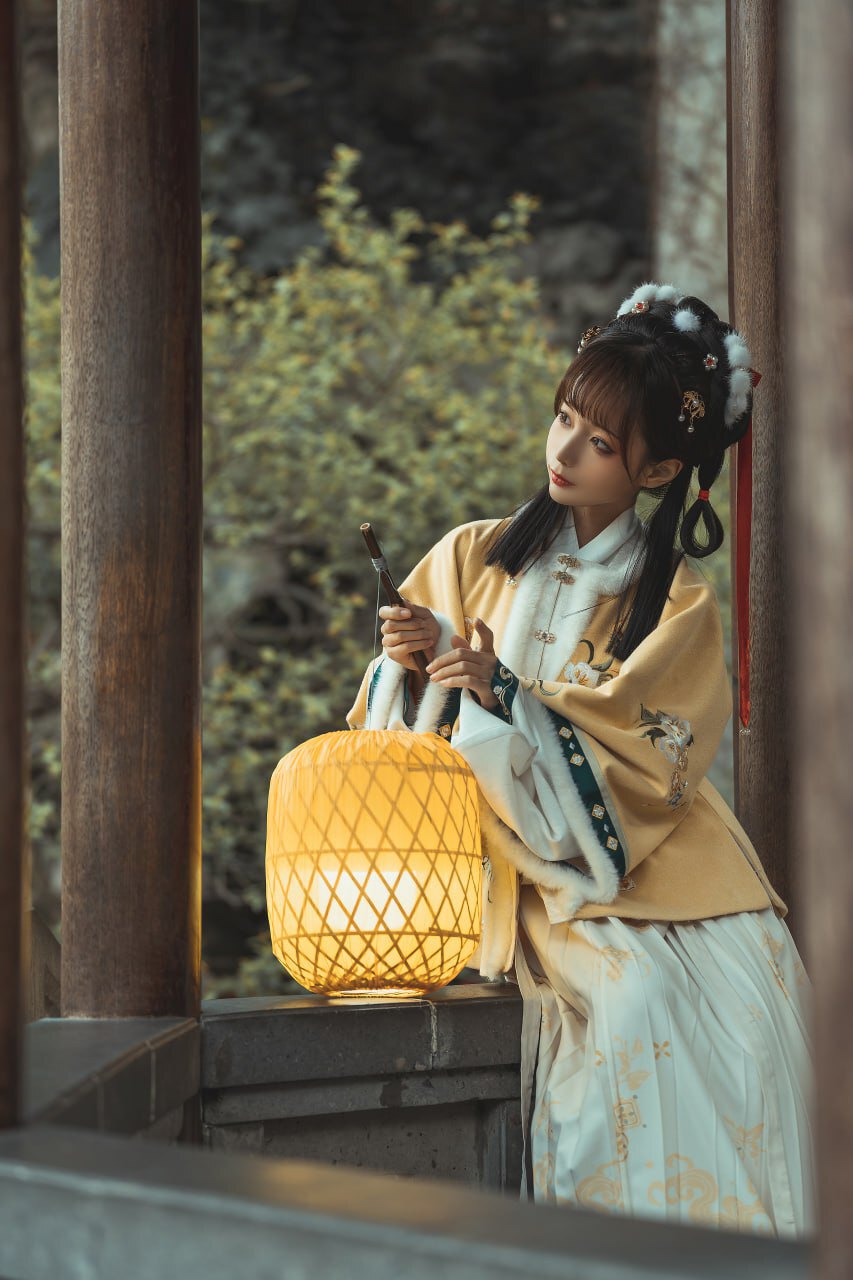 穿汉服挑灯笼，古典与风情的完美交融