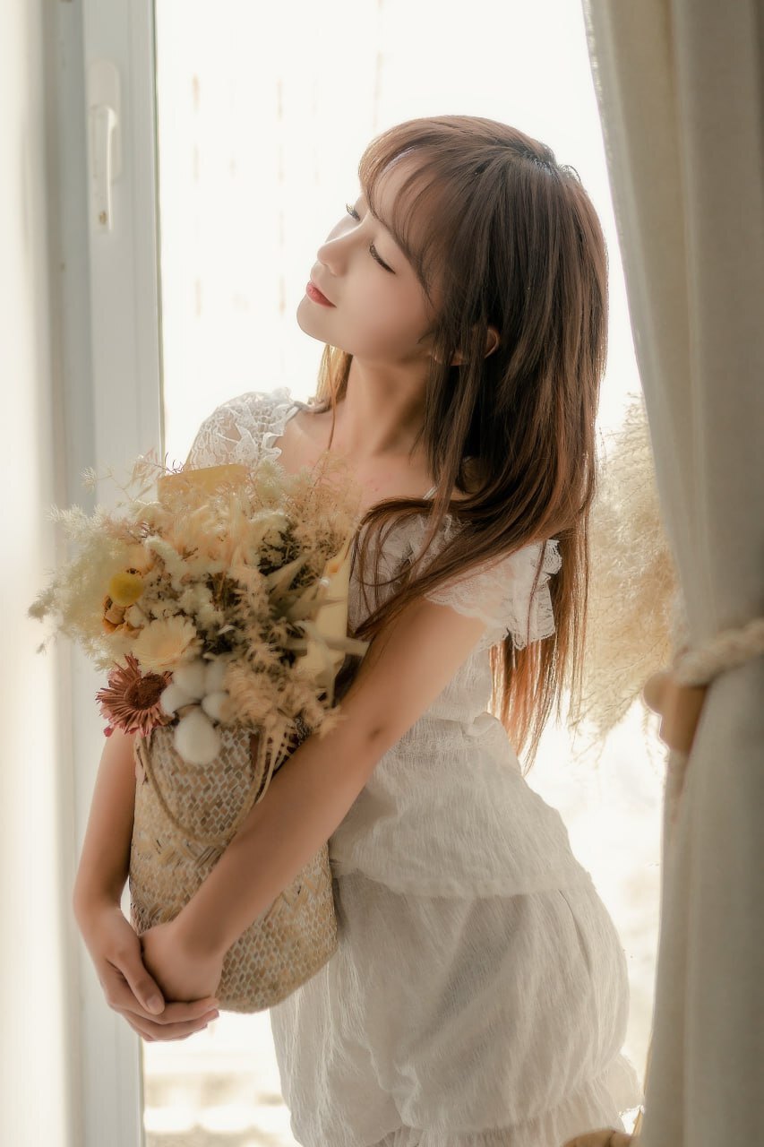 温柔花海：手捧鲜花的美丽姑娘