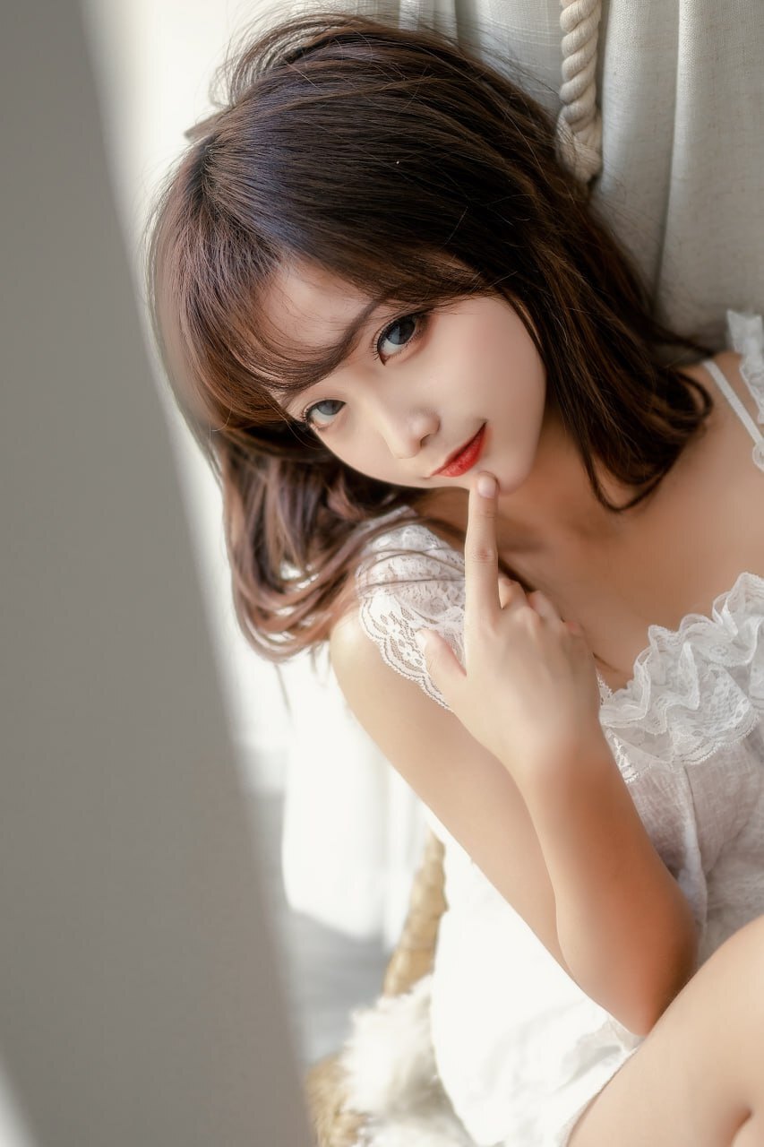 温柔花海：手捧鲜花的美丽姑娘