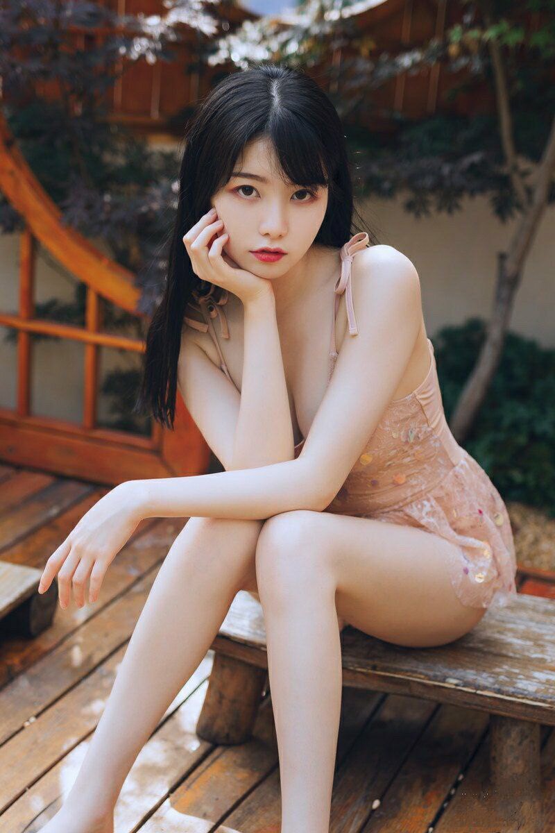 梦幻粉色长裙：优雅如仙的少女们