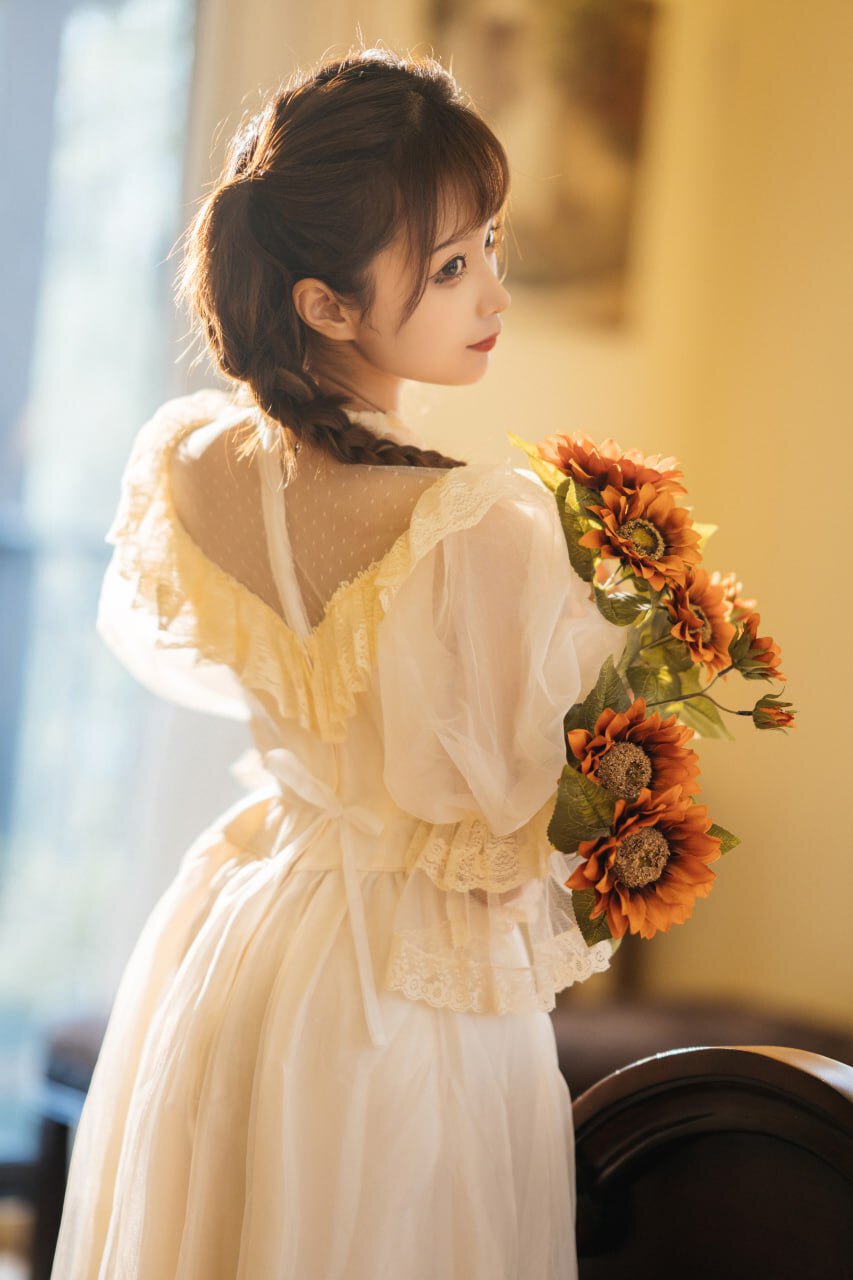 古风白裙美女：雅致与风情的相遇