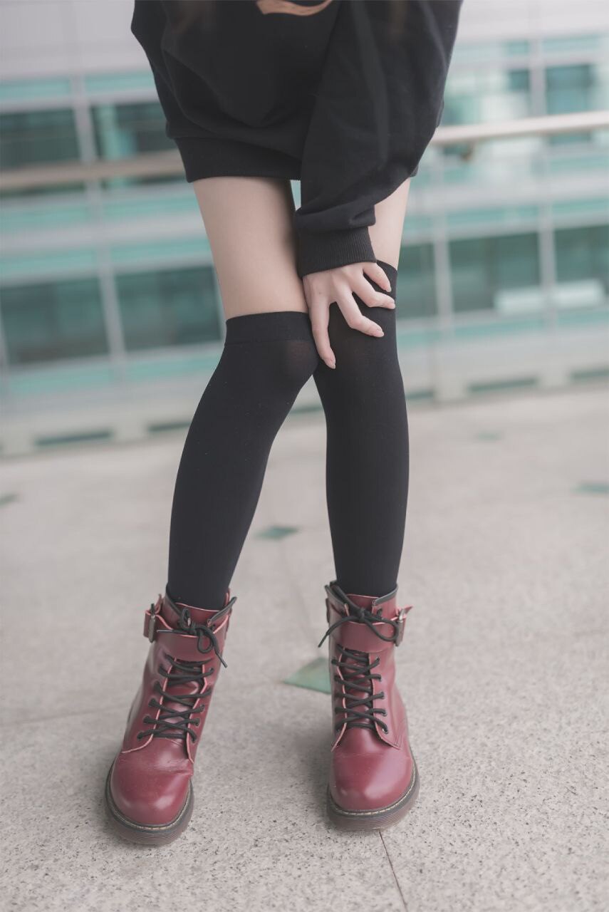 诱惑黑丝美腿系列：细腿尽显风情