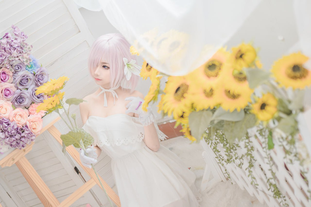 清新绝美：白衣白发的Cos美女