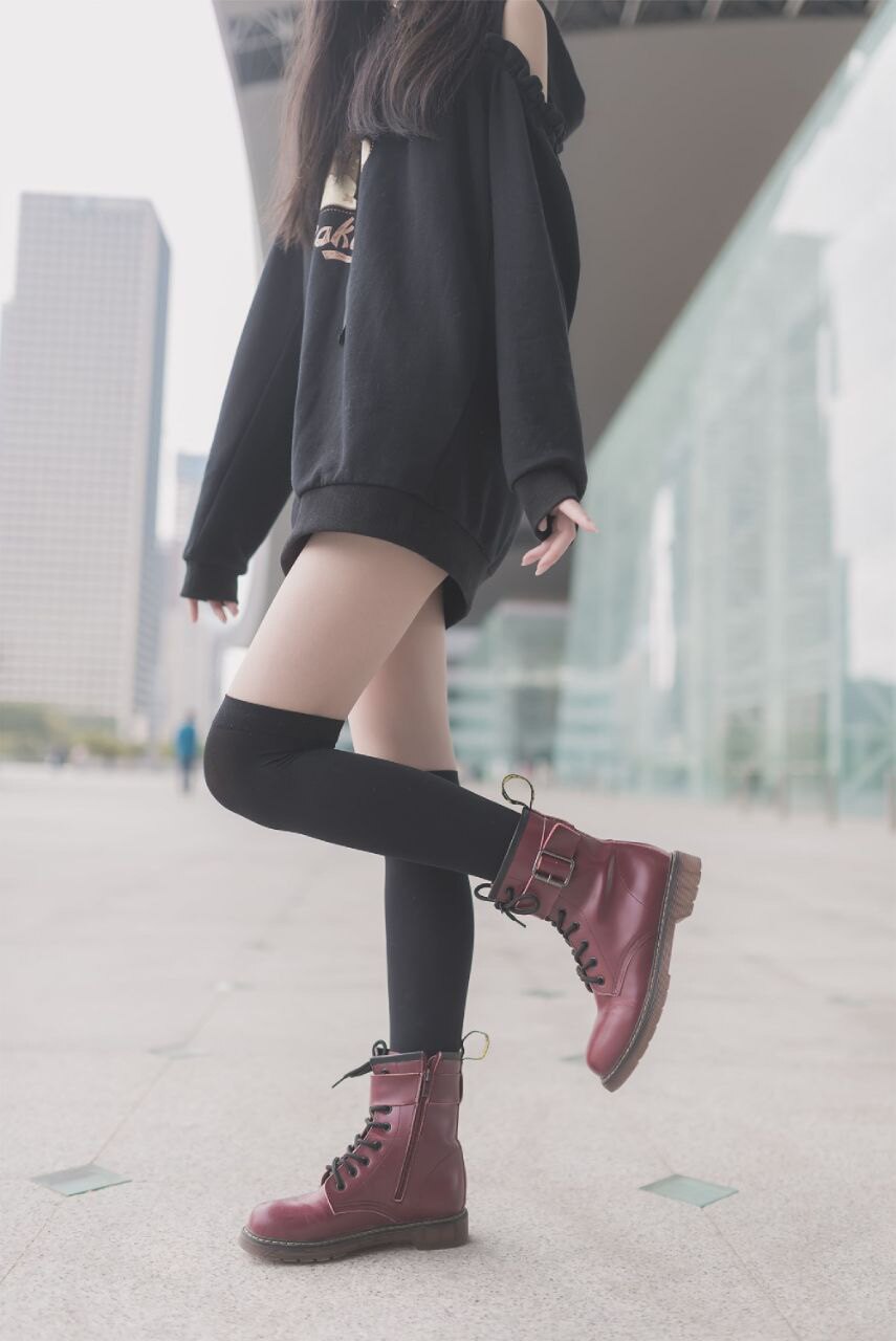 诱惑黑丝美腿系列：细腿尽显风情