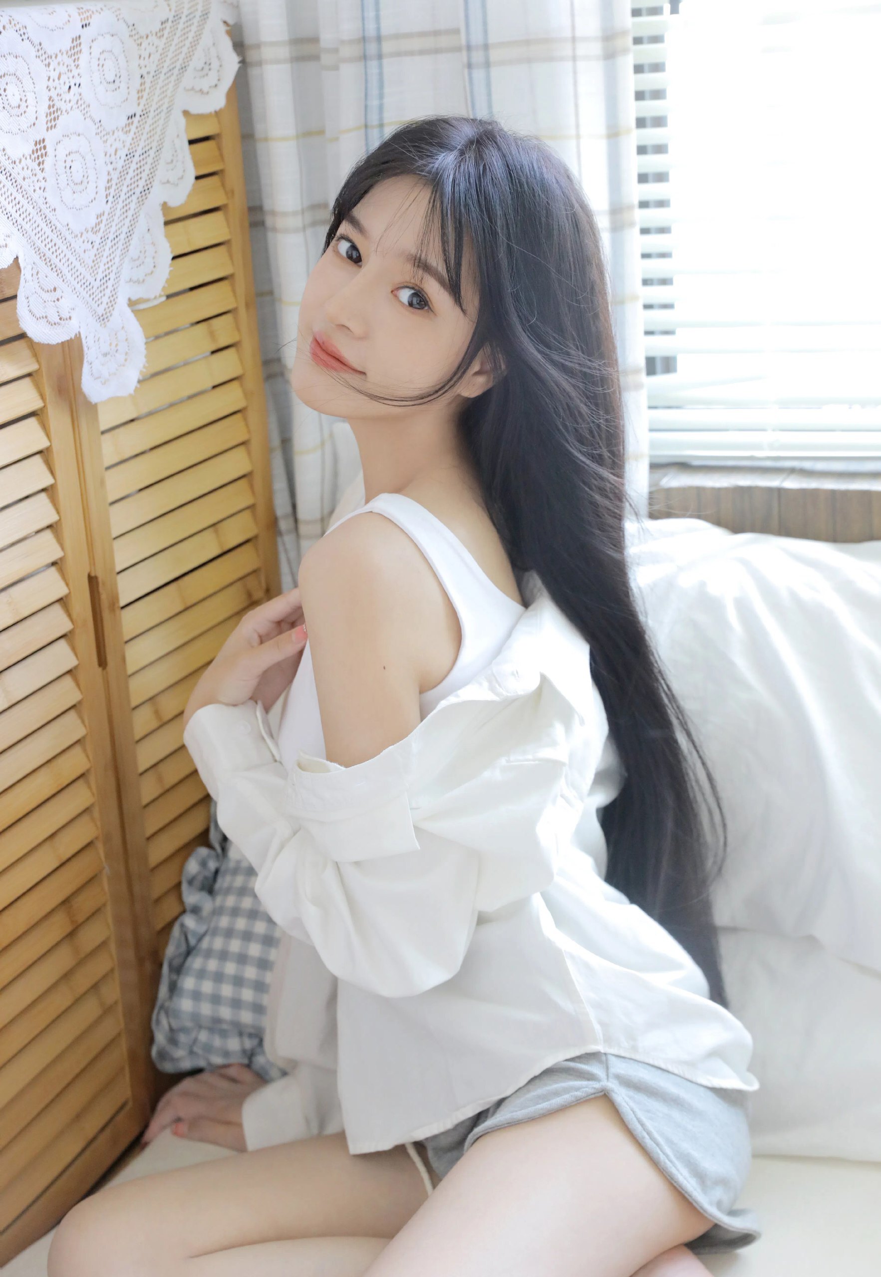 清纯美女躺姿写真：迷人的抒情姿态