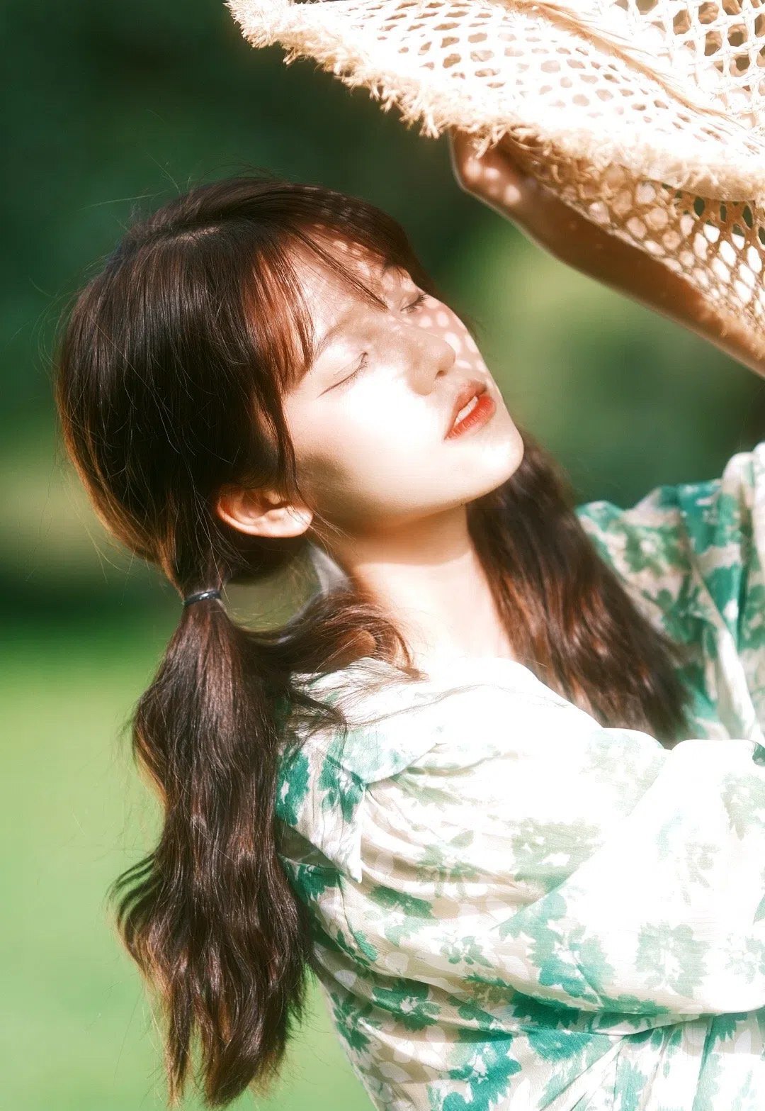 清新草地写真：迷人的可爱风