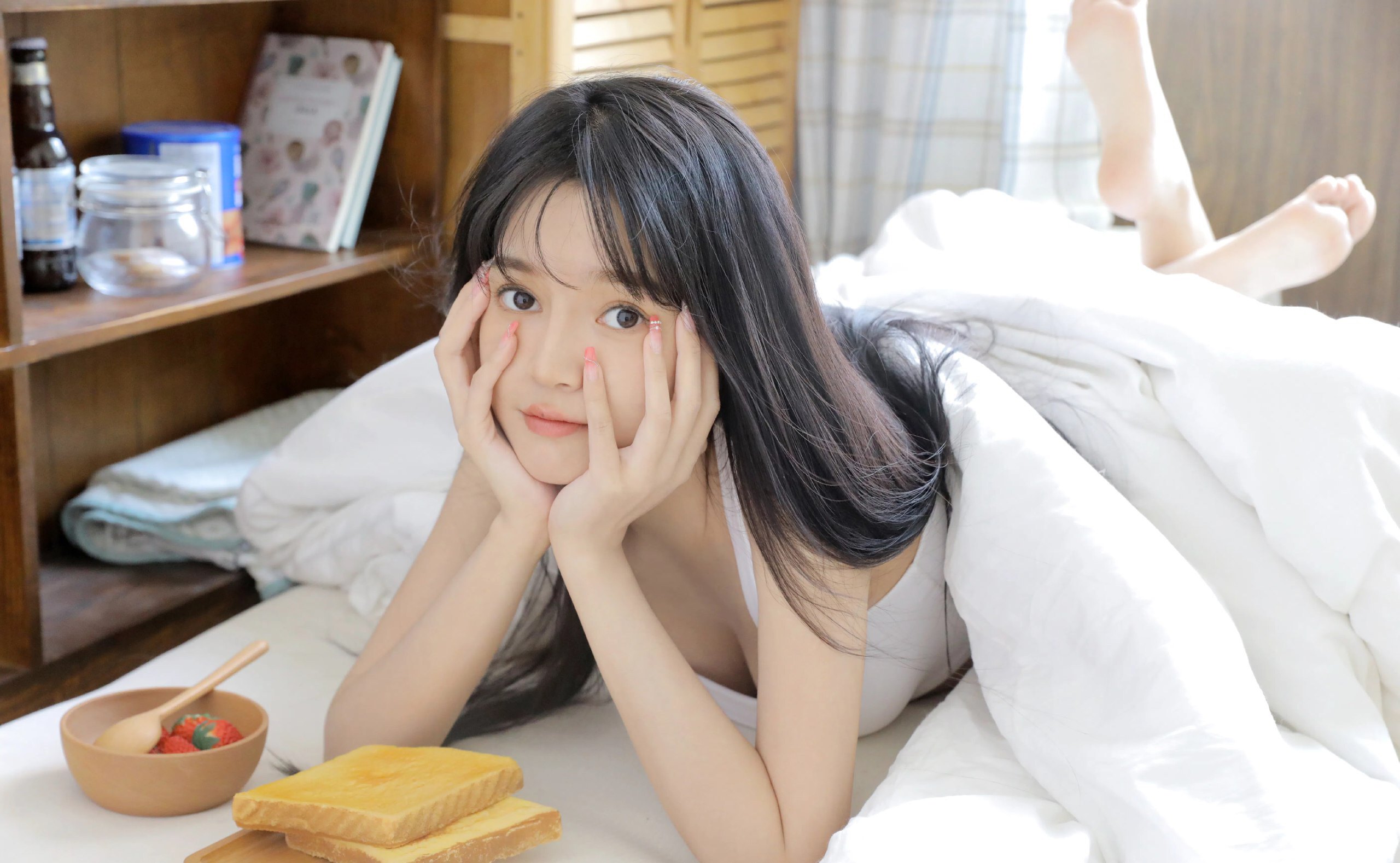 清纯美女躺姿写真：迷人的抒情姿态-傲绝博客