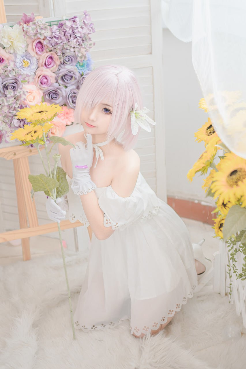 清新绝美：白衣白发的Cos美女