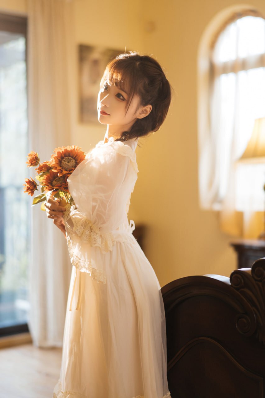 古风白裙美女：雅致与风情的相遇