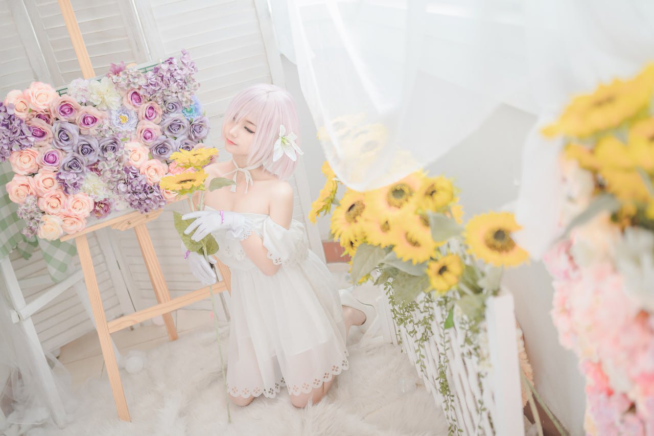 清新绝美：白衣白发的Cos美女