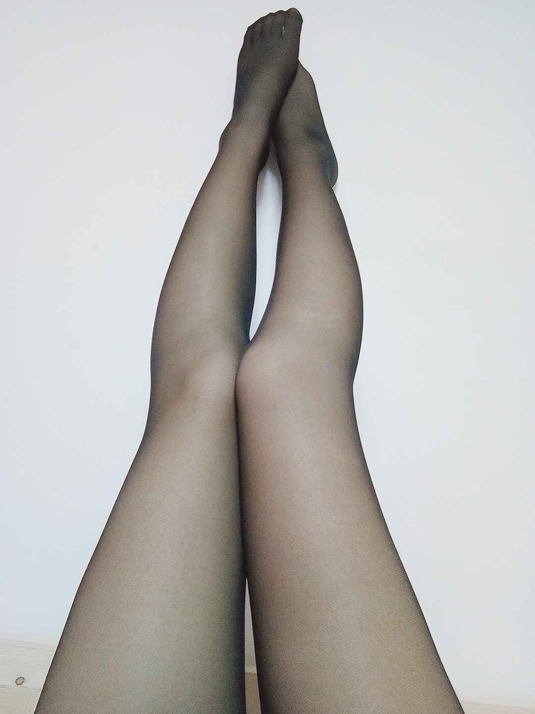 迷人黑丝魅力：细腿诱惑系列