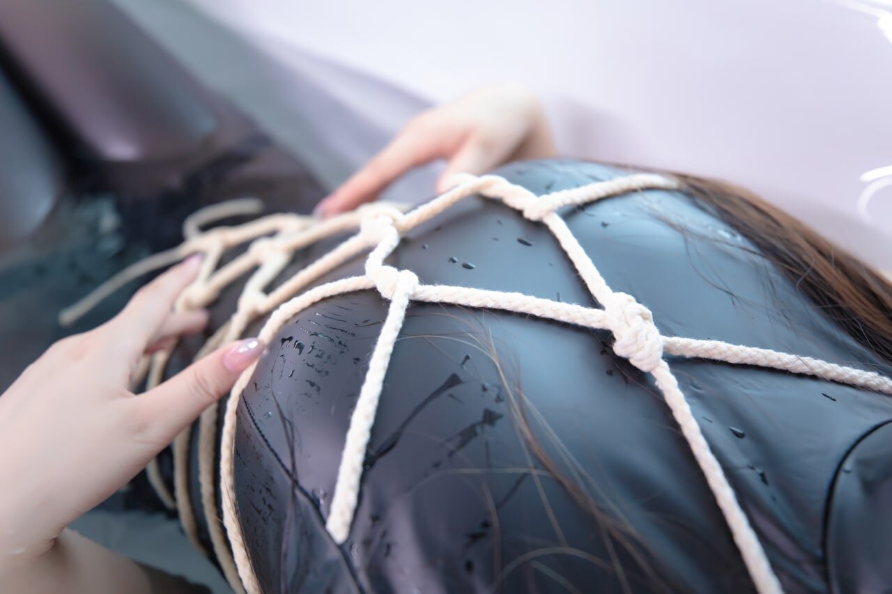 神楽坂真冬 - 夏日戏水-傲绝博客