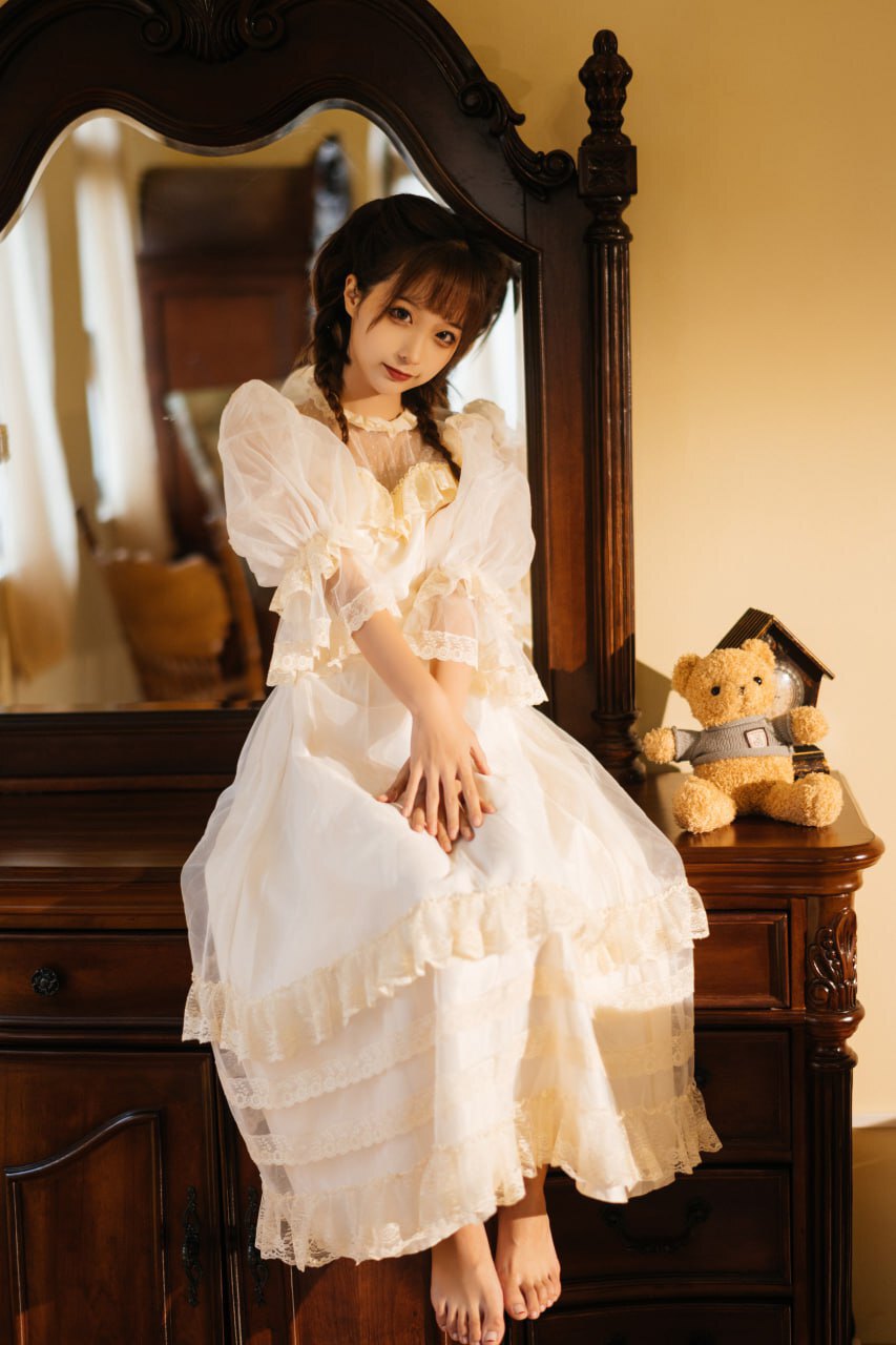 古风白裙美女：雅致与风情的相遇