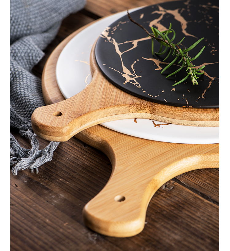 The Nordic dish steak dinner plate with black ceramic round SaPan wooden pallet with The handle