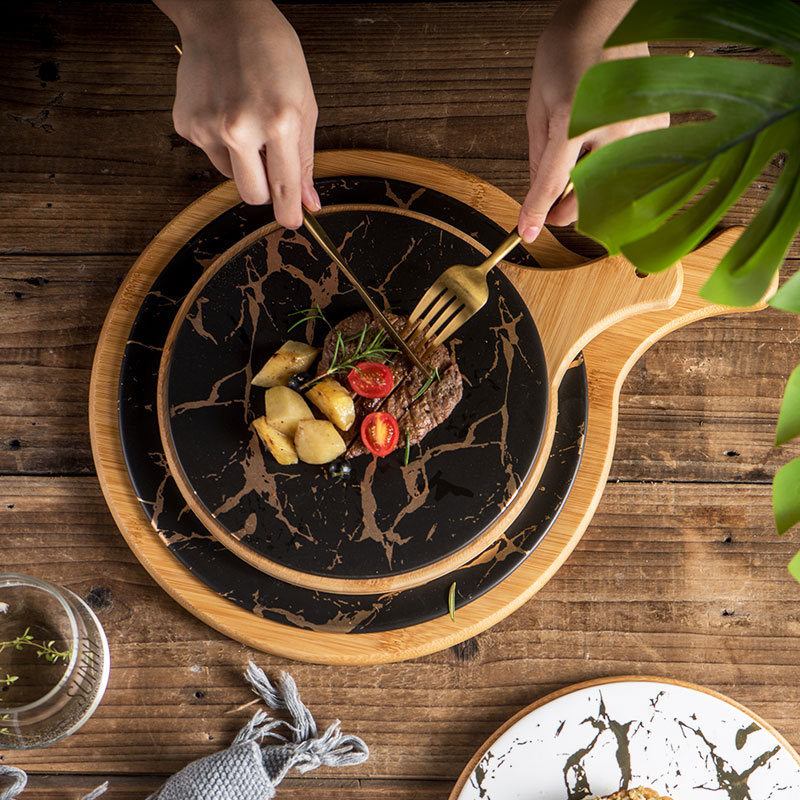 The Nordic dish steak dinner plate with black ceramic round SaPan wooden pallet with The handle