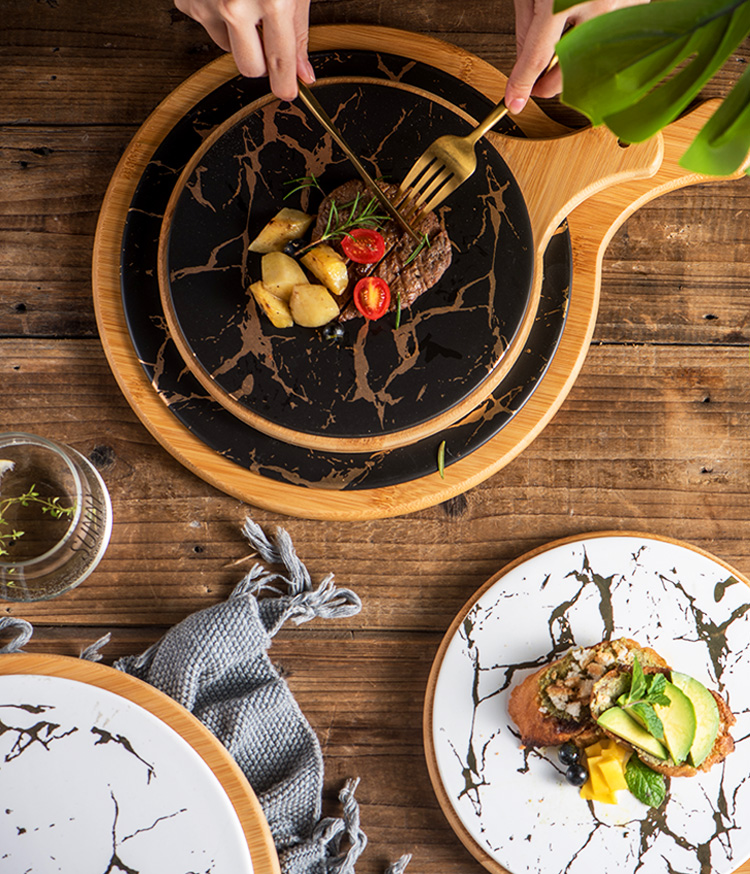 The Nordic dish steak dinner plate with black ceramic round SaPan wooden pallet with The handle