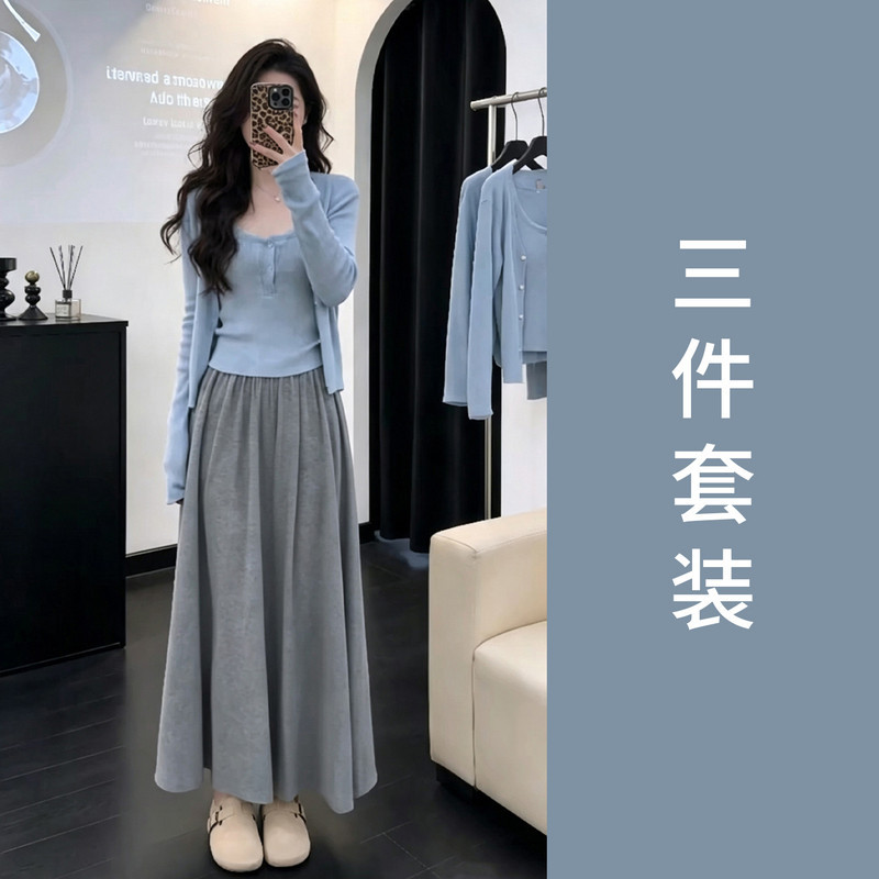 British Dhwa Has a Very Stylish Outfit Set for Women in Early Autumn, Including a Blue Cardigan, Camisole Top, and Skirt Three-Piece Set British Dhwa Has a Very Stylish Outfit Set for Women in Early Autumn, Including a Blue Cardigan, Camisole Top, and Skirt Three-Piece Set