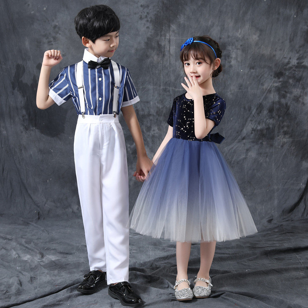 Children's choral performance to serve primary and middle school students host male girl 6 A major choir poetry recitation of performance clothes
