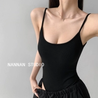 Черный топ с чашечками