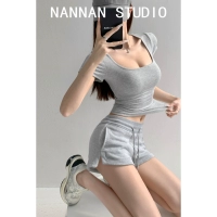 Светло -серый (у воротника)