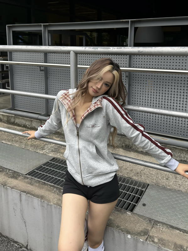 Zhenzhen Is Very Lazy. American Retro Plaid Cardigan Hoodie for Women, Thin Autumn Style, Slimming, Sporty, Regular Shoulder Jacket