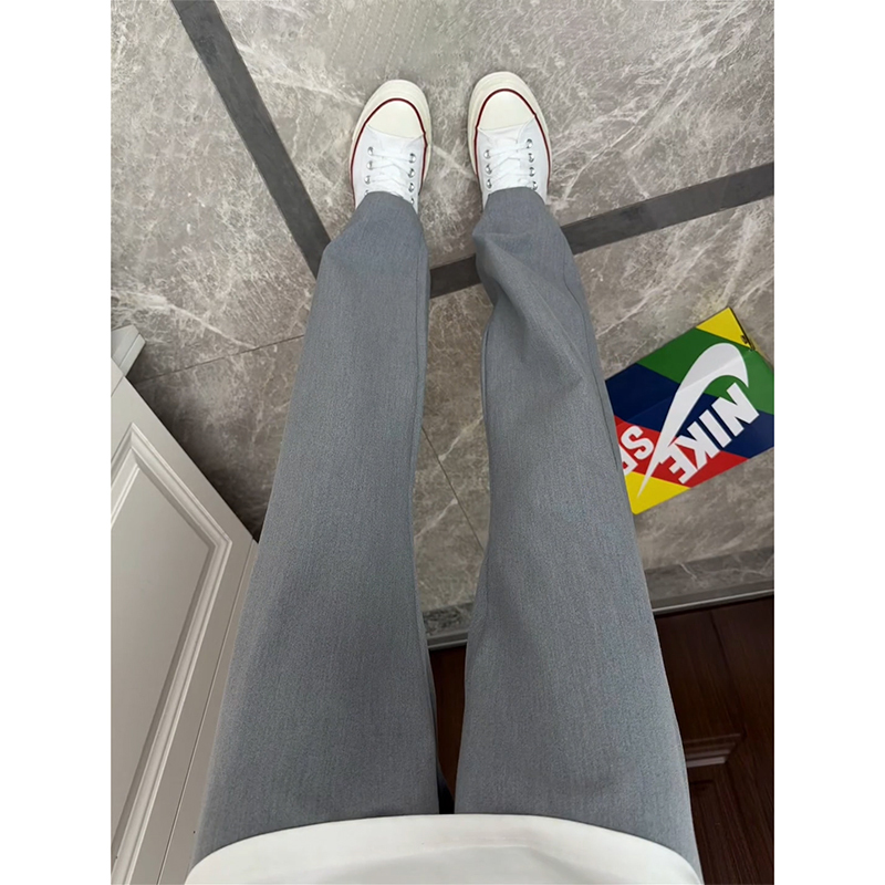 グレーのオールドマネースタイルのストレートパンツ、メンズの夏用薄手アイスシルクドレープパンツ、アメリカンスタイルのスリムフィットレッグ丈カジュアルパンツ