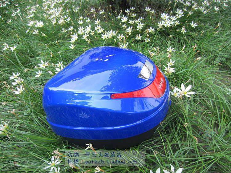 8302 đuôi xe máy hộp xe điện thùng lưu trữ nhanh chóng phát hành màu xanh có thể đặt mũ bảo hiểm đầy đủ mặt - Xe gắn máy phía sau hộp thùng sau xe máy giá rẻ