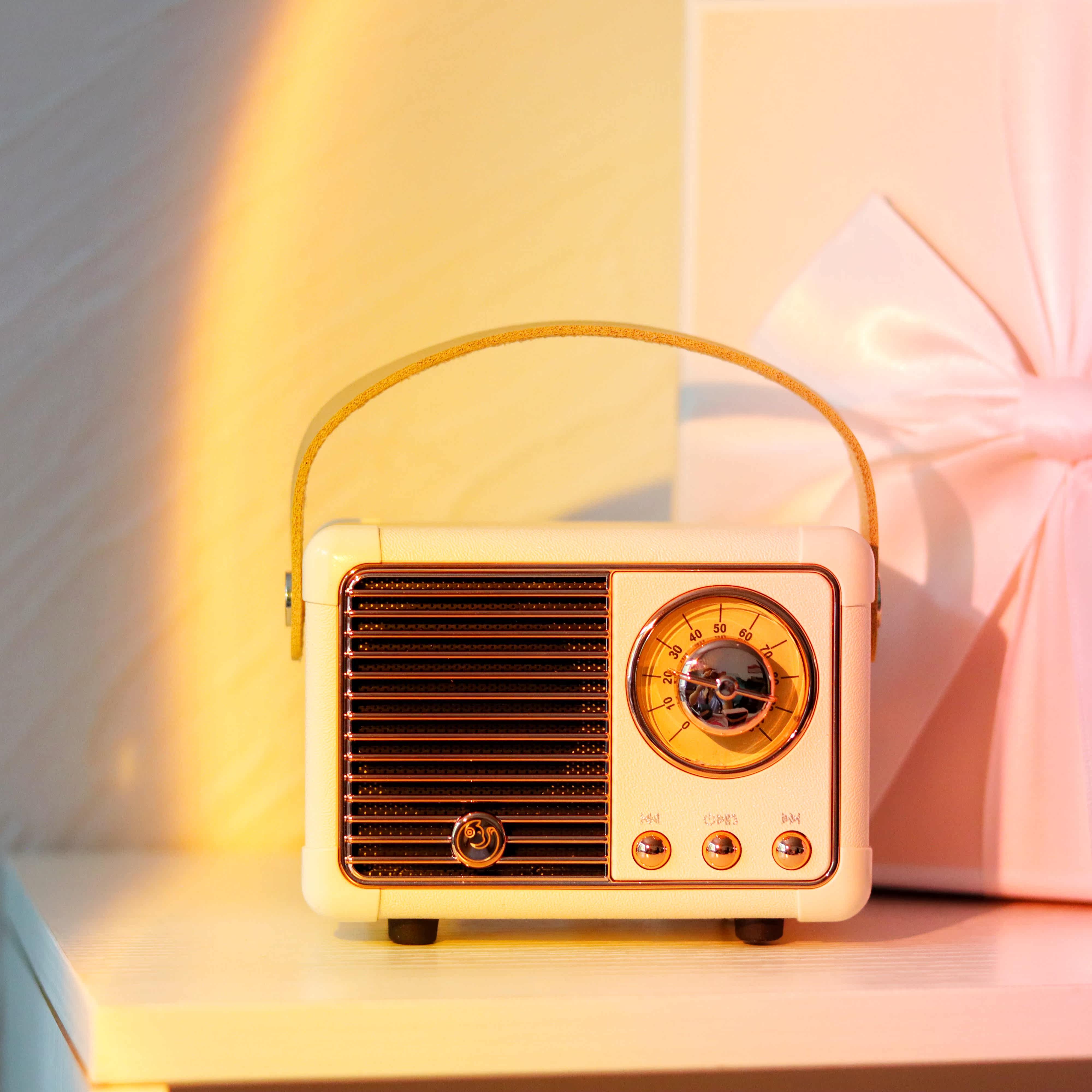 Ins style retro bluetooth speaker cute high-value girl heart desktop decoration insert card U disk birthday gift bass