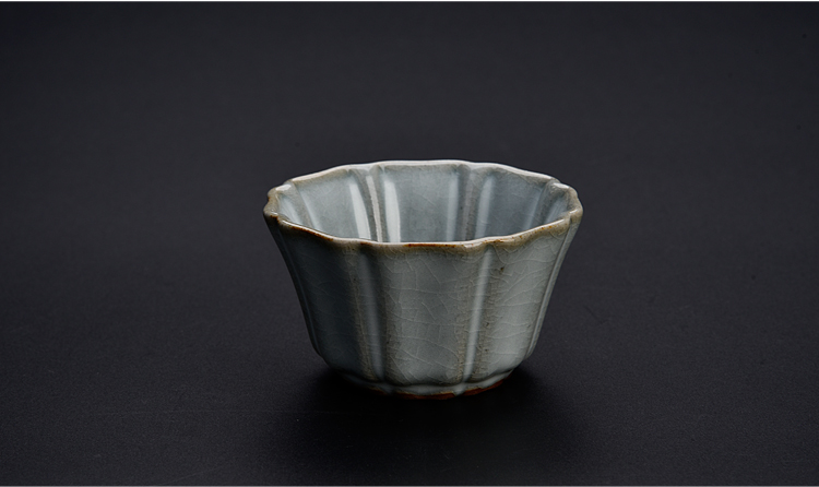 Ancient sheng up new name plum petals your porcelain tenderness CPU master cup single cup which can keep your up jingdezhen kung fu