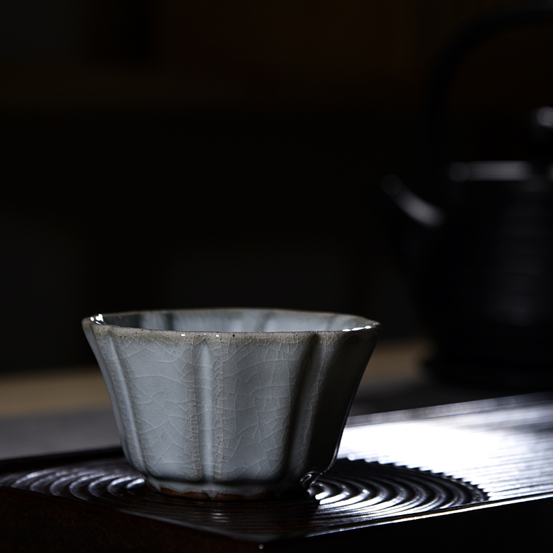Ancient sheng up new name plum petals your porcelain tenderness CPU master cup single cup which can keep your up jingdezhen kung fu